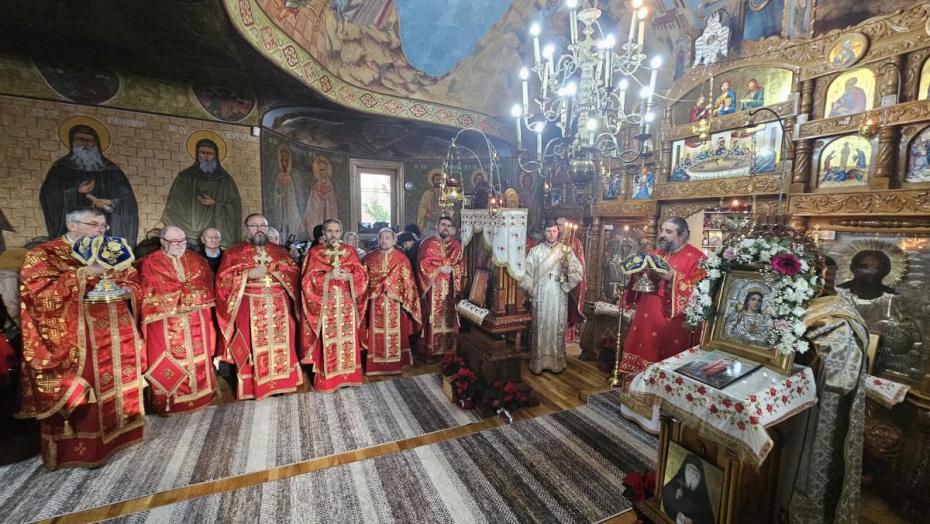 Preasfințitul Părinte Nichifor Botoșăneanul, de sărbătoarea Sfintei Varvara, la Parohia Văratec