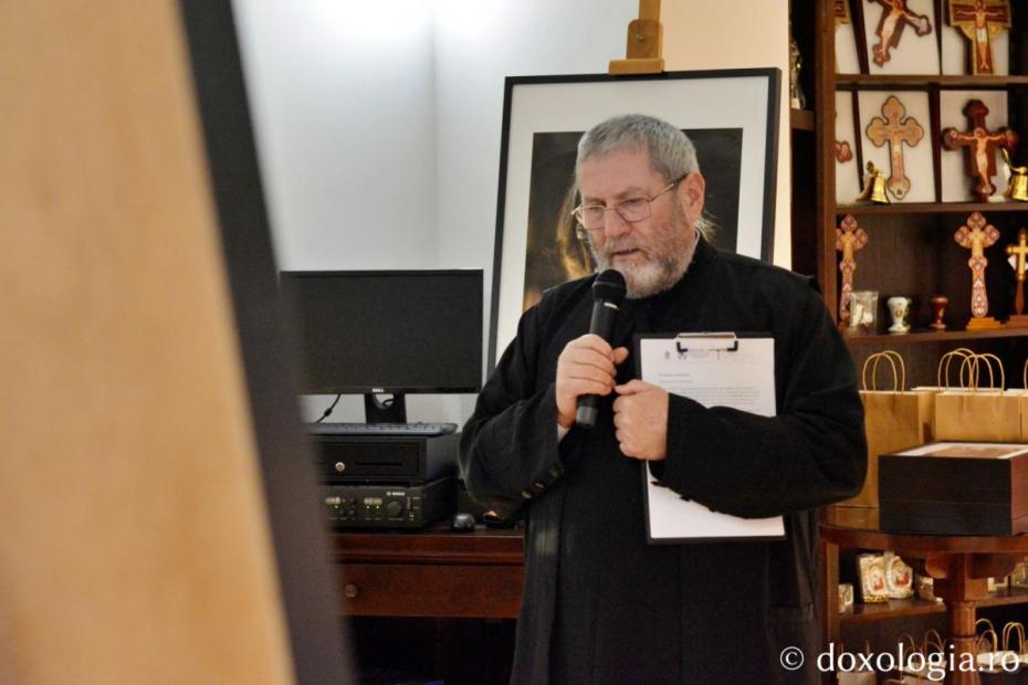 Pr. Radu Brînză, coordonatorul Pro Vita, la vernisajul expoziției de fotografie dedicată poveștilor de viață / Foto: Mihail Vrăjitoru
