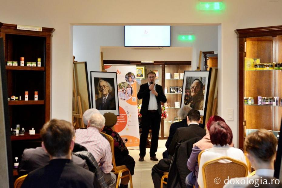 Cătălin Jeckel, consilierul Sectorului Cultural al Arhiepiscopiei Iașilor, prezent la vernisajul expoziției de fotografie dedicată poveștilor de viață / Foto: Mihail Vrăjitoru