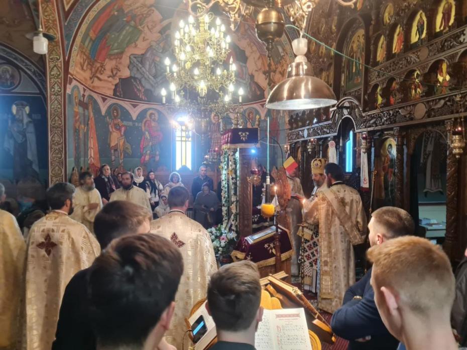 PS Nichifor Botoșăneanul săvârșind Sfânta Liturghie la Parohia Blebea