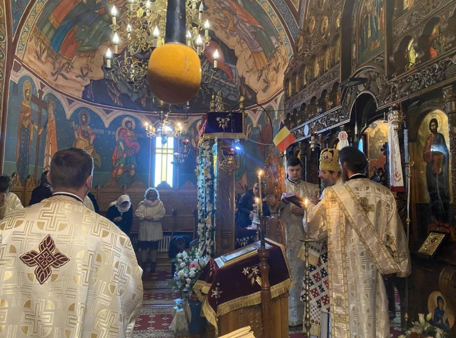 PS Nichifor Botoșăneanul săvârșind Sfânta Liturghie la Parohia Blebea