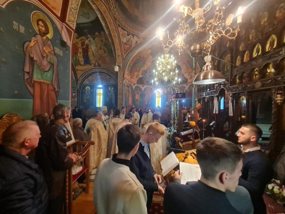 PS Nichifor Botoșăneanul săvârșind Sfânta Liturghie la Parohia Blebea