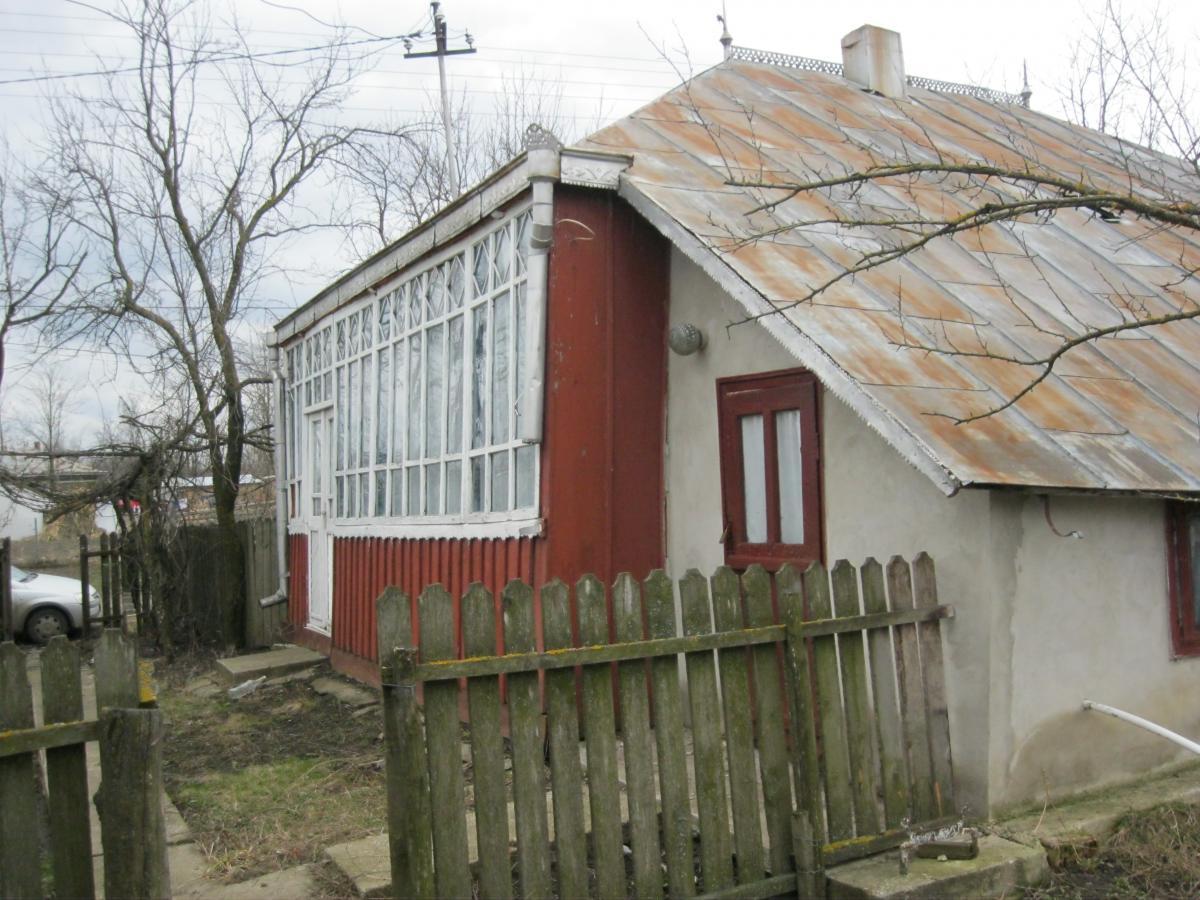 Intrarea dinspre bucătărioară - aprilie 2013 (atenție la cap!)