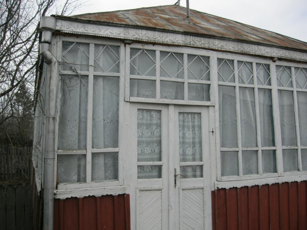 Intrarea dinspre verandă - aprilie 2013