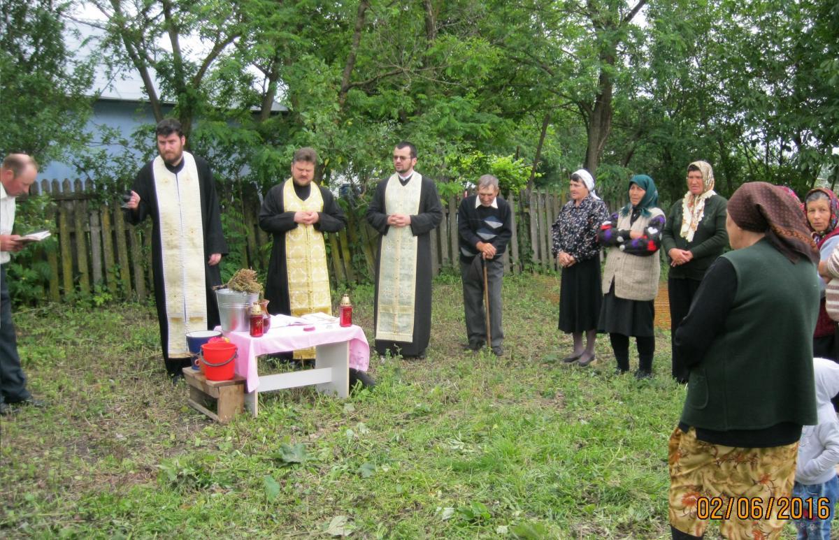 slujba de sfințire a locului a fost săvârșită de pr. protopop Constantin Macuc, pr. referent Călin Mardar și pr. paroh Vasile Merăuță