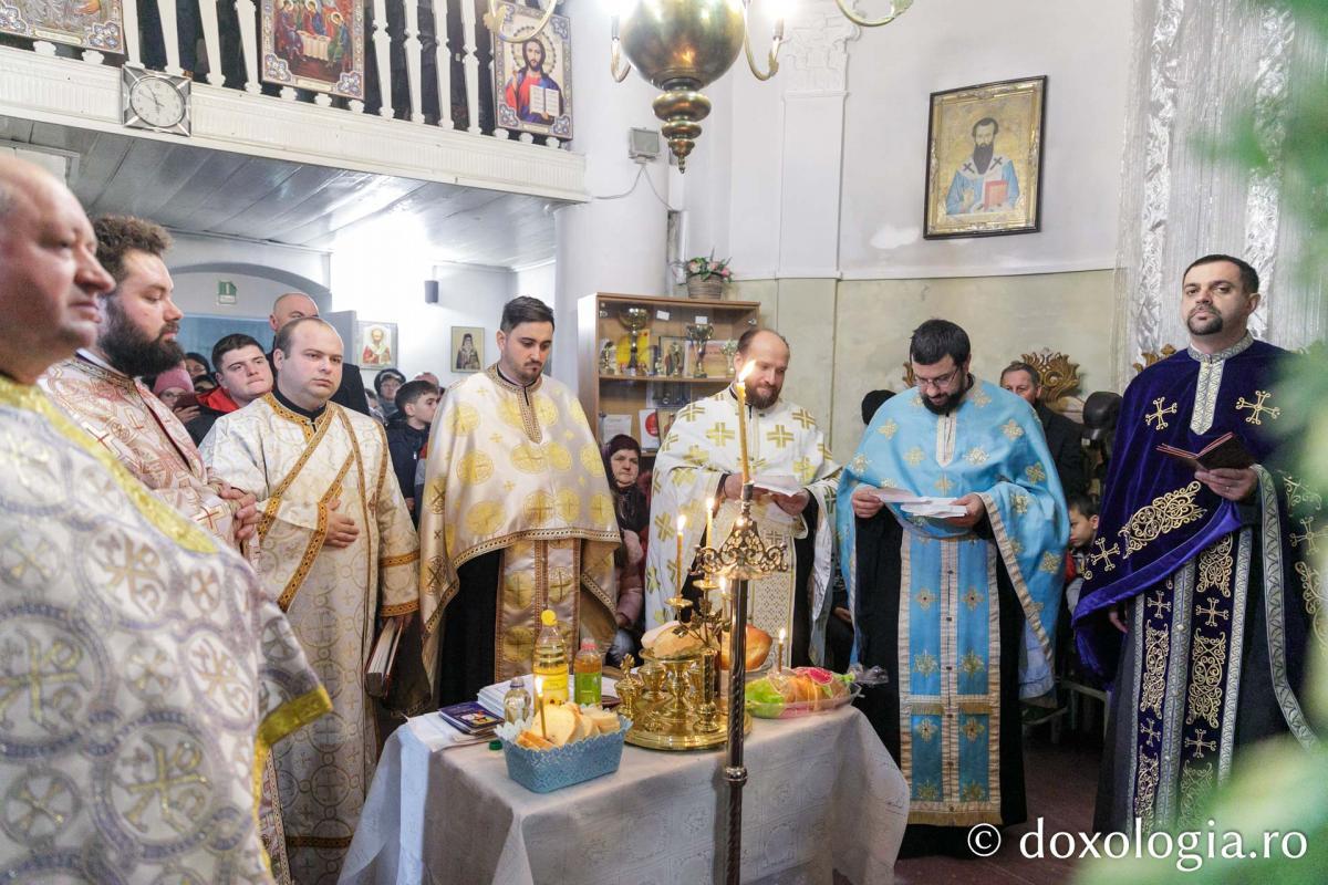 Slujba Litiei la hramul parohiei Bâcu / Foto: pr. Silviu Cluci