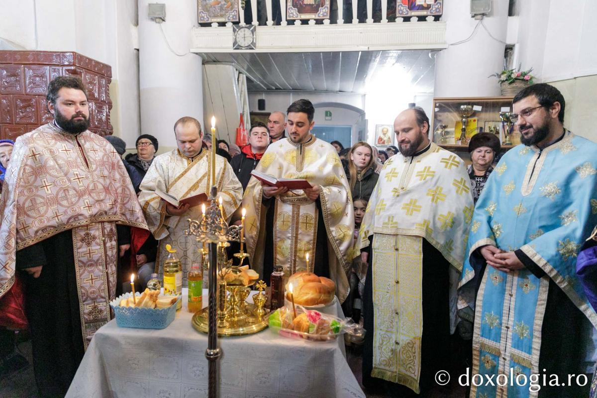 Slujba Litiei la hramul parohiei Bâcu / Foto: pr. Silviu Cluci