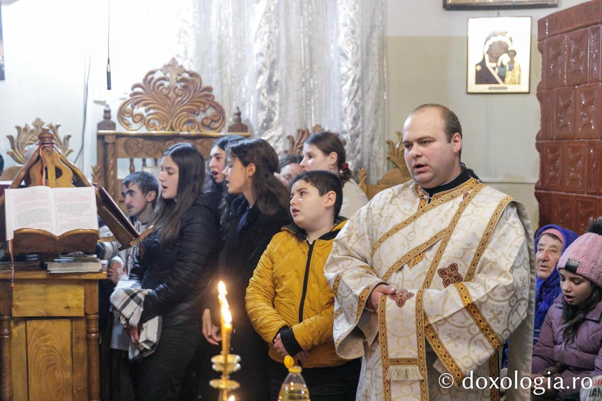 Slujba Litiei la hramul parohiei Bâcu / Foto: pr. Silviu Cluci